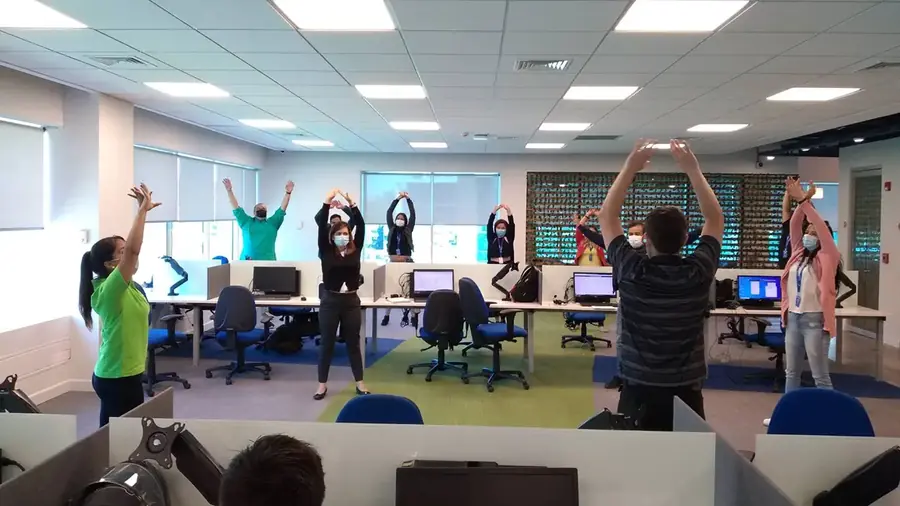 Pausa activa en oficina con computadores