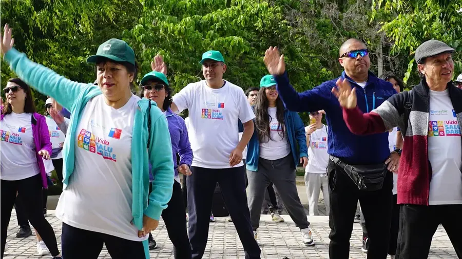 Pausa activa grupal al aire libre